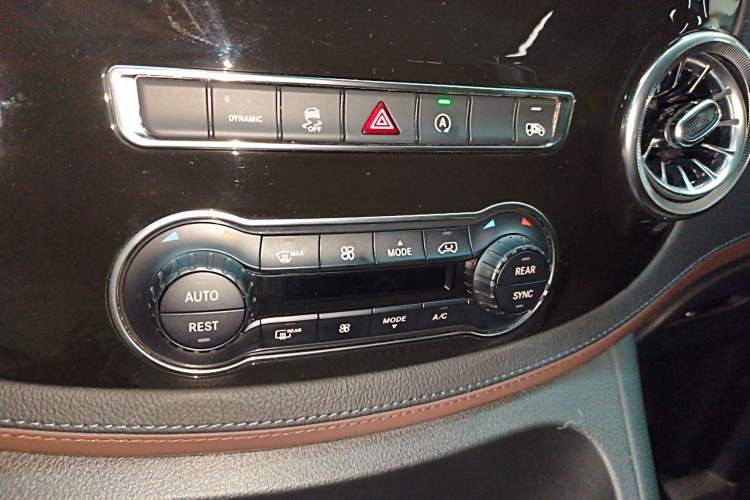 Used Mercedes-Benz Vito 2023 2.0T Elite Version 7 Seats Audio And AC Panel