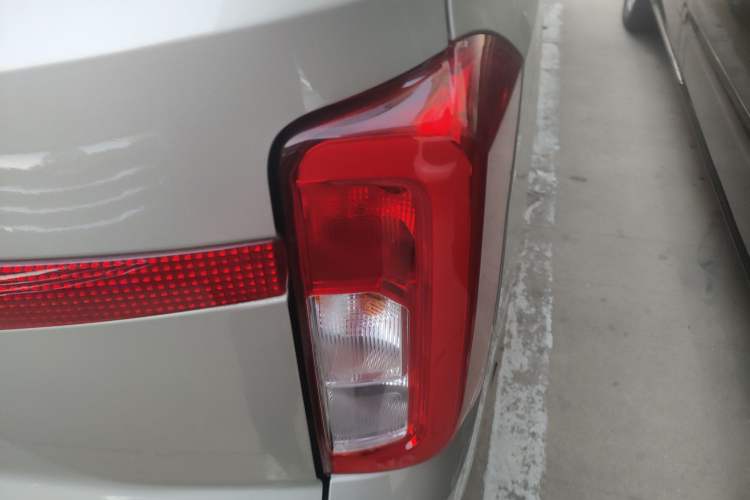 Used Dongfeng Fengon 380 2022 1.5L Comfort-Class Passenger Vehicle (Steel Spring) with 7 Seats