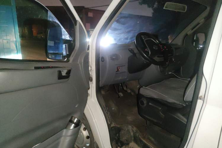 Used SAIC MAXUS Xintu V80 2019 2.5T Classic Model 6-Speed Manual Aotong Long Wheelbase Mid-Height 7-Seater
