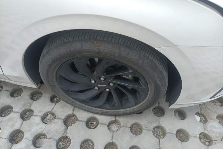 Used Lincoln Z 2025 2.0T Prestige Hybrid Edition Right Front Wheel Hub