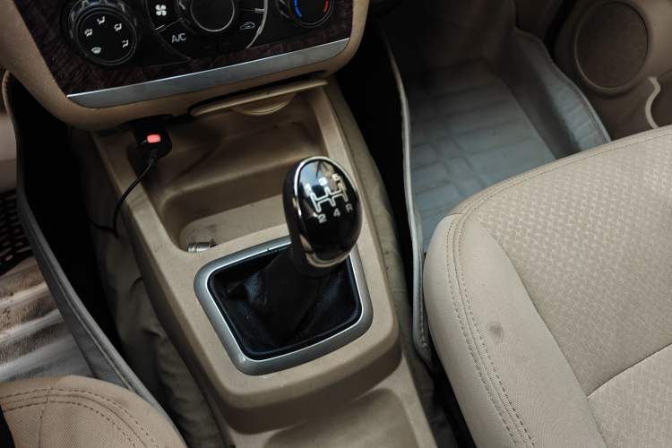 Used BAIC Weiwang M30 2015 1.5L Basic Version DAM15 Gear Lever