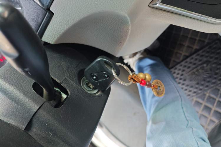 Used Jinbei New Hiace S 2023 1.5L Wealth Edition Van 2/5-Seater Non-Air-Conditioned Version SWC15M Vehicle Key