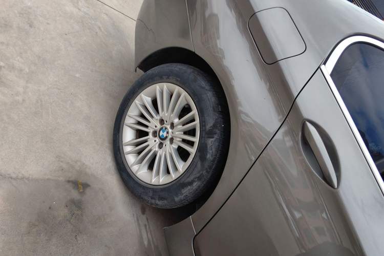 Used BMW 5 Series 2014 525Li Leading Model
