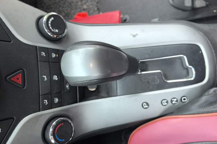 Used Chevrolet Cruze 2013 1.8L SE AT Gear Lever