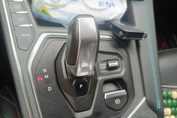 Used Lynk & Co 05 2020 2.0TD Two-Wheel Drive Shine Halo Gear Lever