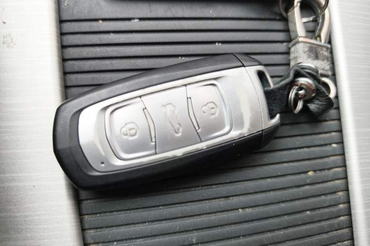 Used Geely Auto Emgrand X7 Sport 2018 1.8TD Automatic Two-Wheel Drive ZhiZun Model with 4G Connectivity
