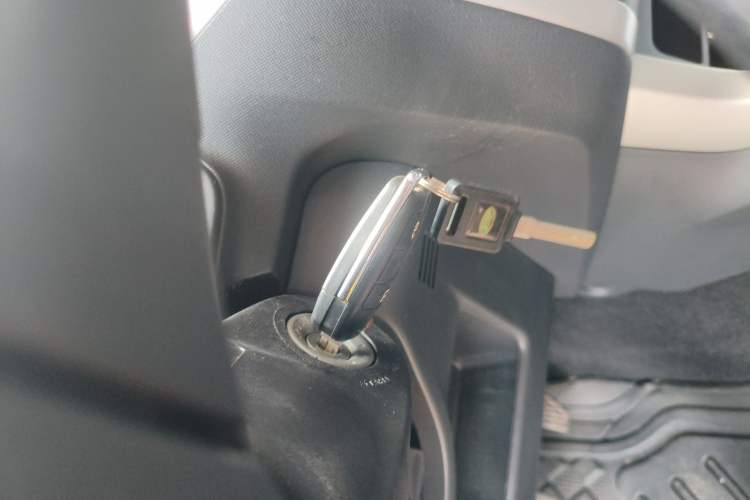 Used Isuzu D-MAX 2015 2.5T Two-Wheel Drive Automatic High-Performance Elite Version 4JK1 Interior 1