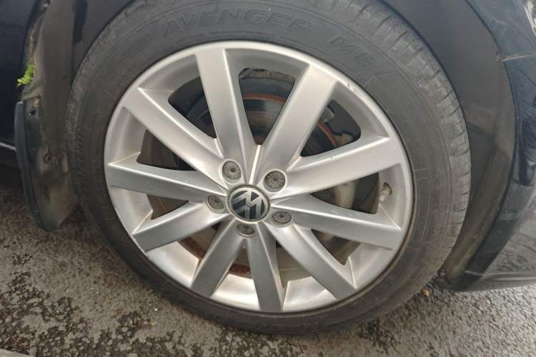 Used Volkswagen Sagitar 2010 1.8TSI Automatic Champion Edition Right Front Wheel Hub