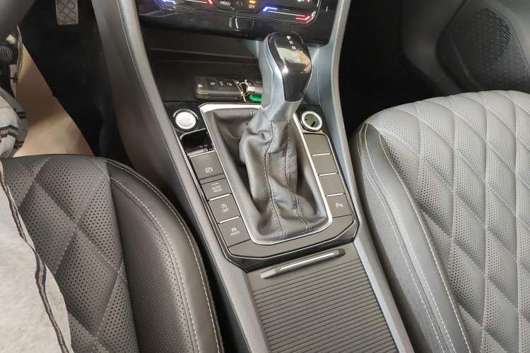 Used Volkswagen Sagitar 2023 300TSI DSG Excellence Edition Gear Lever