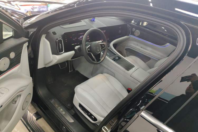 Used Hima AITO M9 2025 Extended-Range Ultra Version 52 kWh 6-Seater
