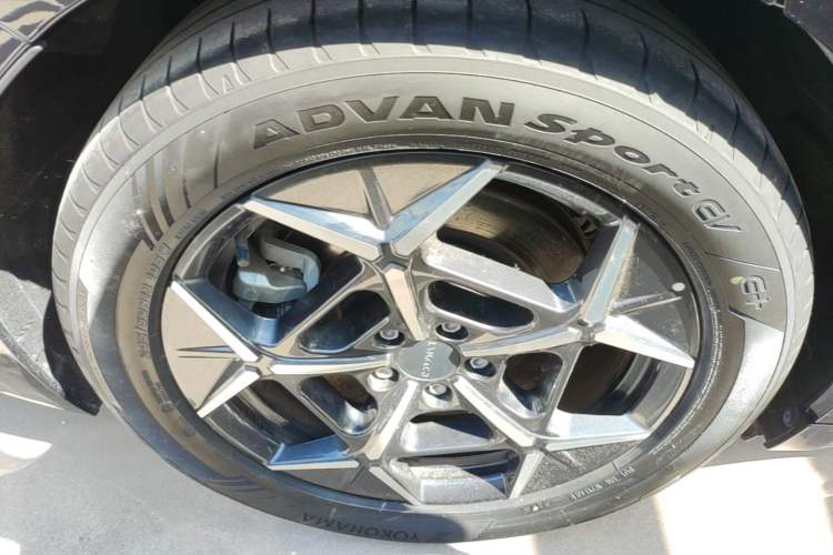 Used Lynk & Co Z10 2025 95 kWh 766 km Range Rear-Wheel Drive Max Right Rear Wheel Hub