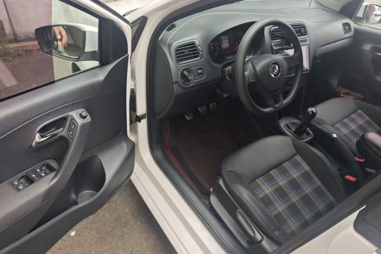 Used Volkswagen Polo 2016 1.4L Manual Fashion Model Driver Seat