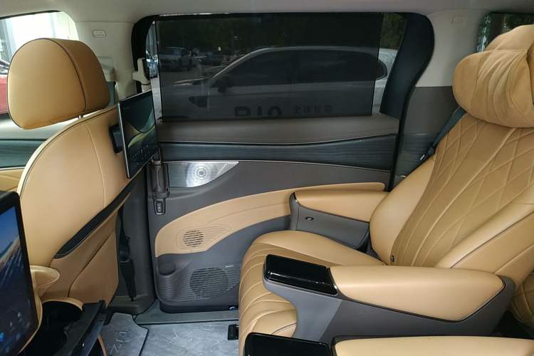 Used Denza D9 2022 DM-i 970 Four-Wheel Drive Prestige Model
