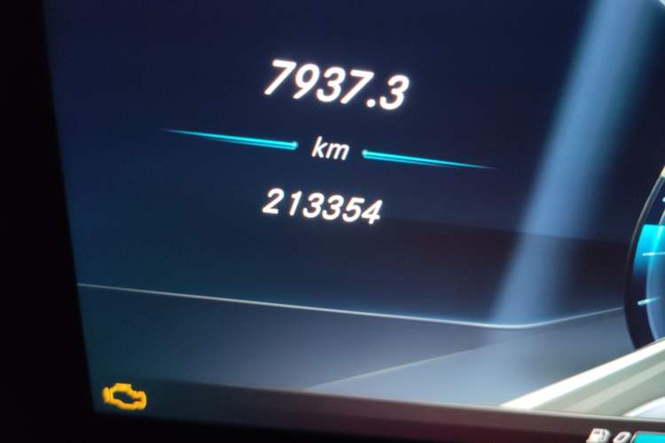 Used Mercedes-Benz E-Class 2016 E 200 L Sport Edition Odometer Close Up