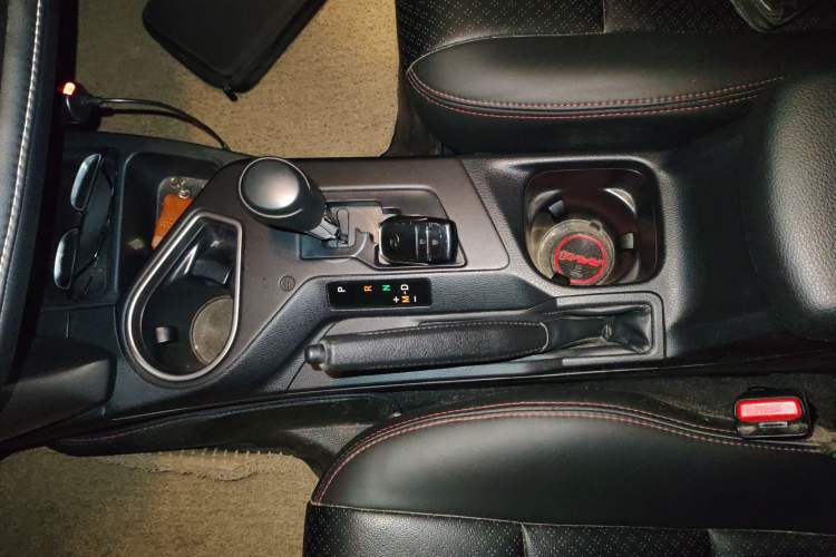 Used Toyota RAV4 2016 2.0L CVT Two-Wheel Drive Fashion Edition China V Standard Gear Lever