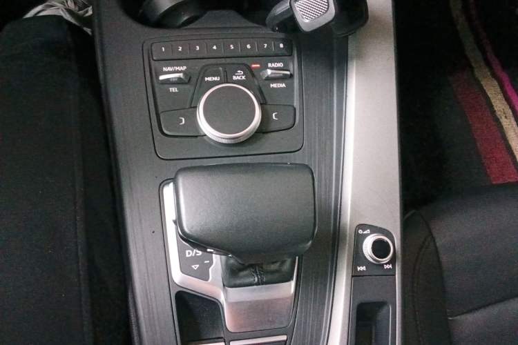 Used Audi A4L 2018 30th Anniversary Edition 40 TFSI Trendy Model Gear Lever