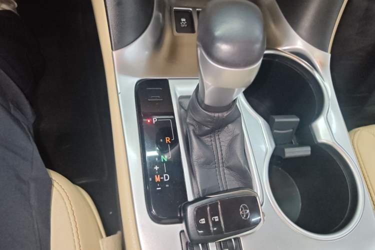 Used Toyota Highlander 2015 2.0T Two-Wheel Drive Luxury Edition 7 Seats Gear Lever