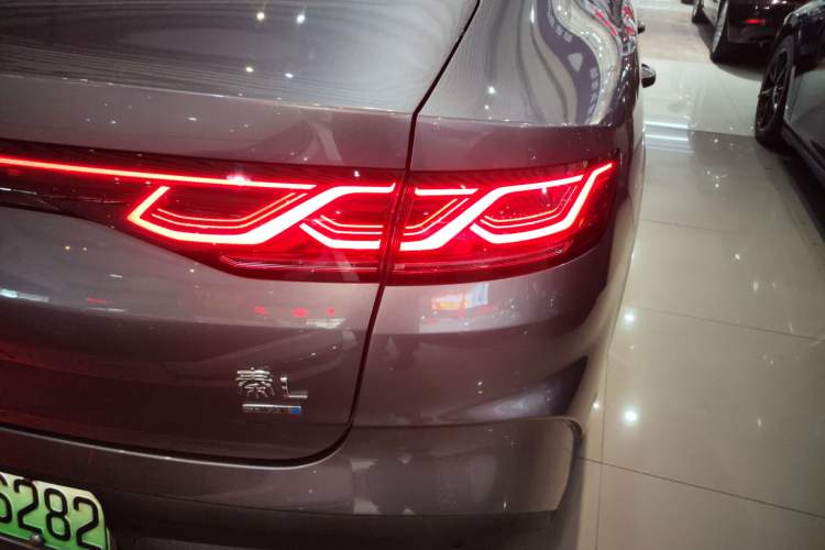 Used BYD Qin L 2025 DM-i Smart Drive 80KM Leading Model Right Rear Taillight