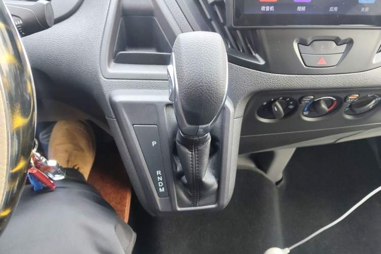 Used Ford Transit 2019 2.0T Gasoline Automatic Multi-Function Commercial Vehicle Short Wheelbase Low Roof 6-Seater China VI Standard
