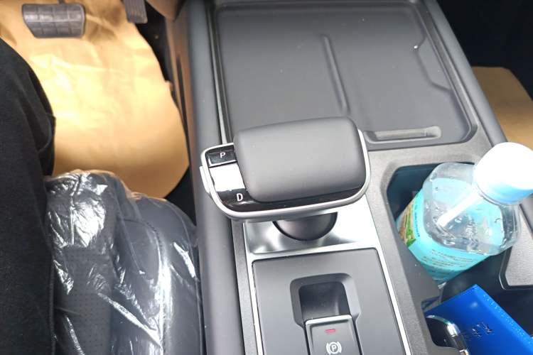 Used RELY Venucia R08 2025 Model 2.3T 8AT 4WD Diesel Standard Box Trail Edition Gear Lever