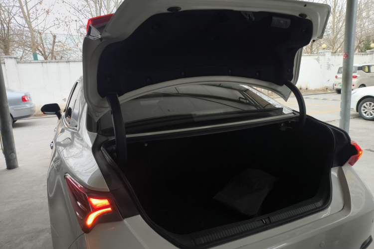 Used Toyota Avalon 2019 Dual-Engine 2.5L Luxury Edition China VI Standard