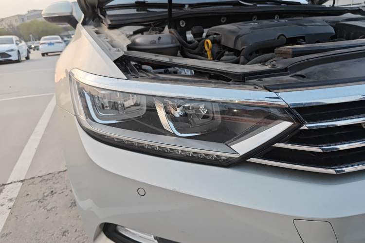 Used Volkswagen Magotan 2017 380TSI DSG Luxury Model Right Front Headlight