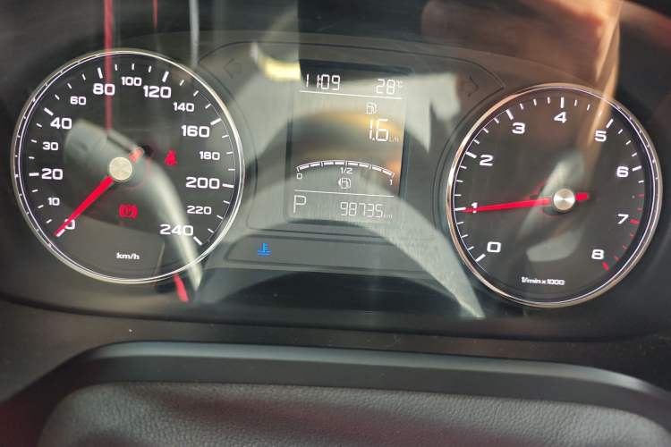 Used Roewe RX5 2016 20T Two-Wheel Drive Automatic Internet Smart Edition
