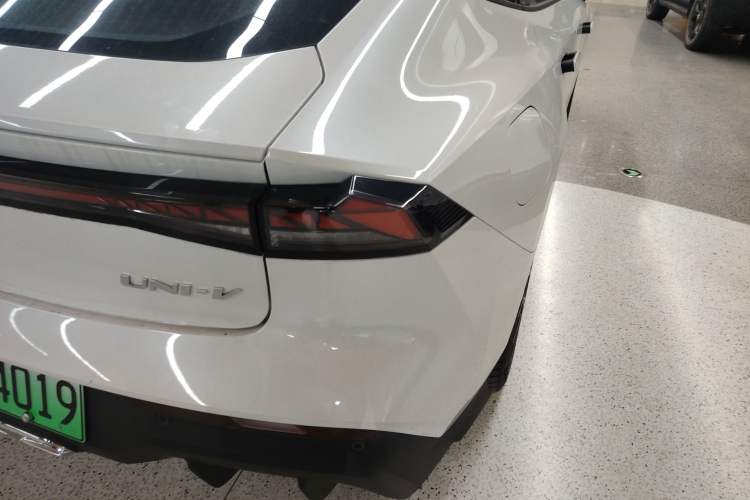 Used Changan UNI-V iDD 2024 Blue Whale Smart Electric iDD 136km ZhiKu Model
