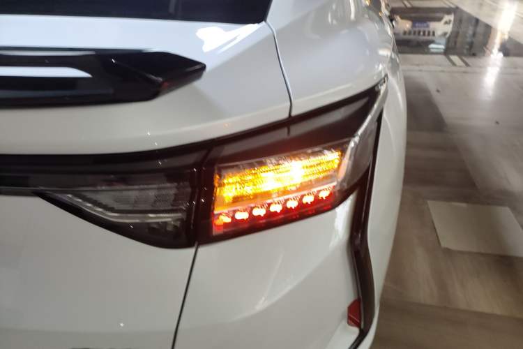 Used Dongfeng Aeolus Yixuan 2023 Mach Edition 1.5L Automatic Chasing Wind Version Right Rear Taillight