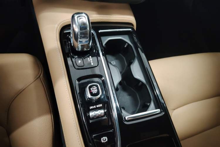 Used Volvo S90 New Energy 2019 T8 e-Drive Hybrid Intelligent Luxury Version China VI Standard Gear Lever