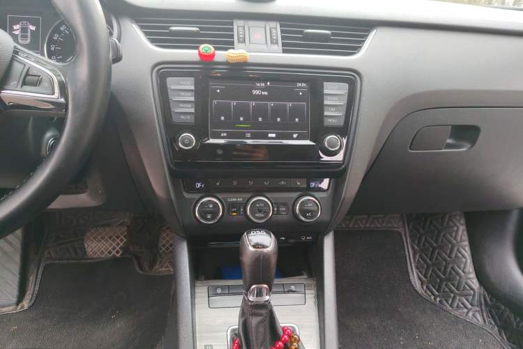 Used Skoda Octavia 2017 TSI280 DSG Prestige Edition Audio And AC Panel