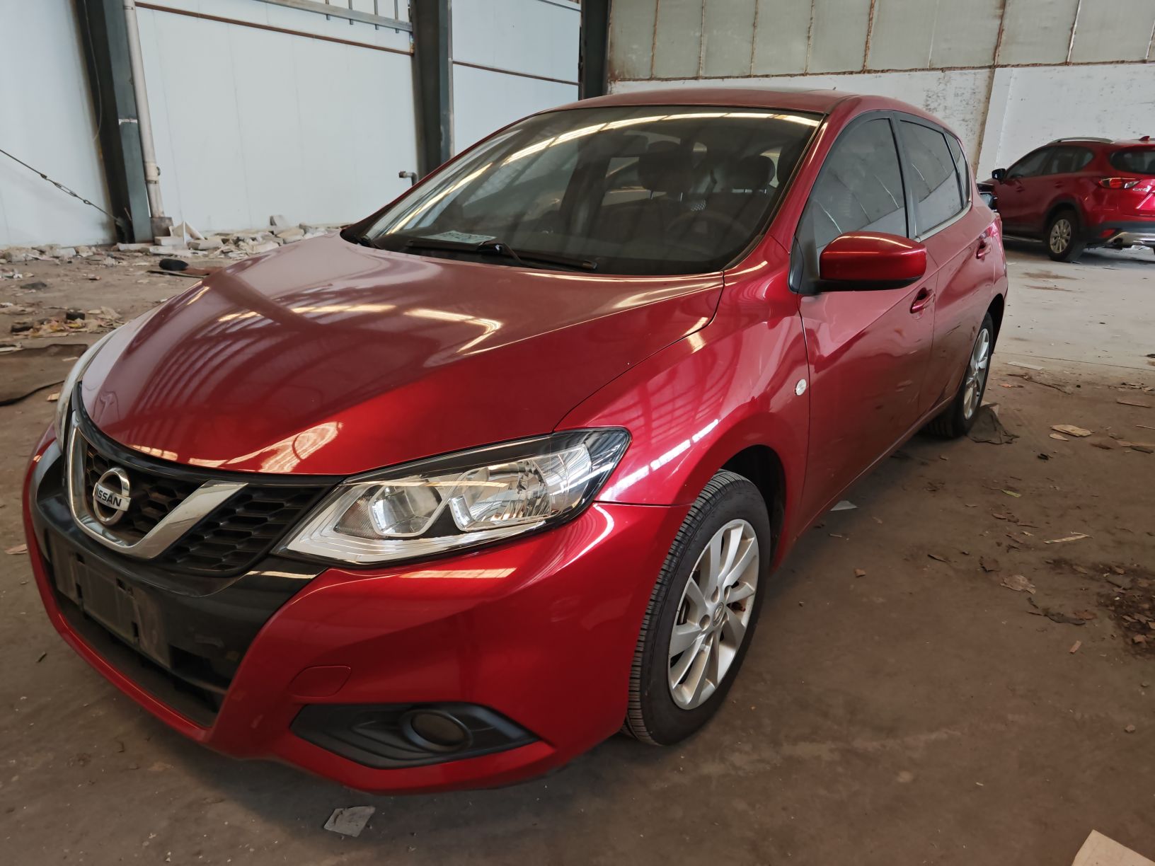 تحت مقدمة السيارة