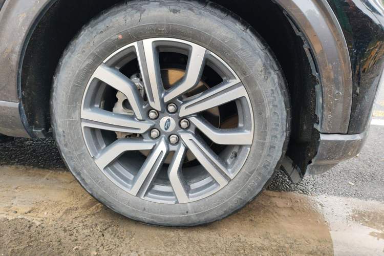 Used Ford Explorer 2023 EcoBoost 285 Four-Wheel Drive Titanium Edition 6 Seats Right Front Wheel Hub