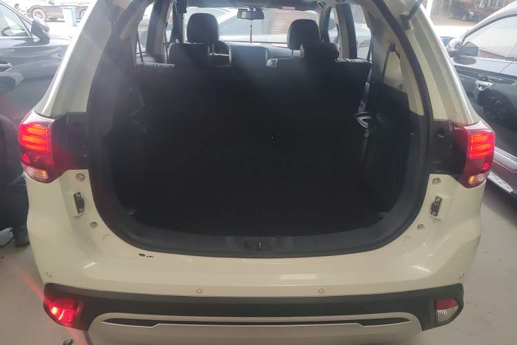 Used Mitsubishi Outlander 2019 2.4L 4x4 Zhi Xiang Edition 7 Seats China VI Standard