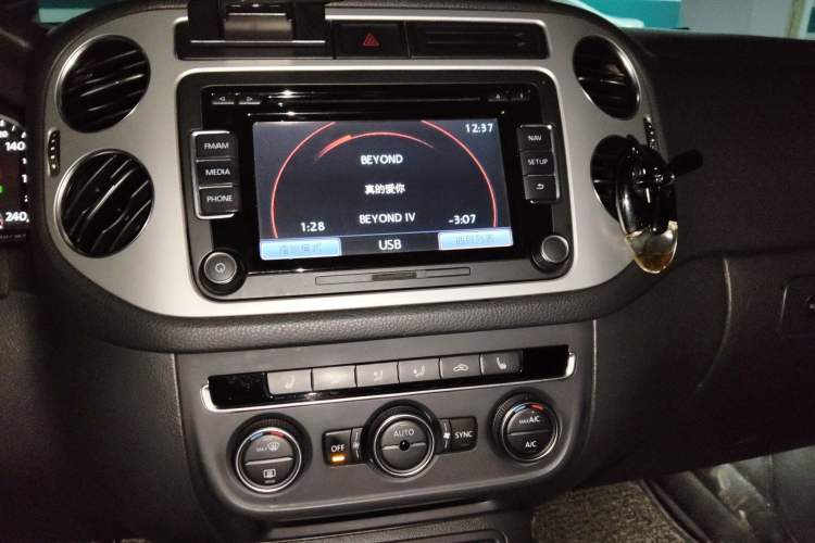 Used Volkswagen Tiguan 2015 2.0 TSI Automatic All-Wheel Drive Luxury Edition Audio And AC Panel