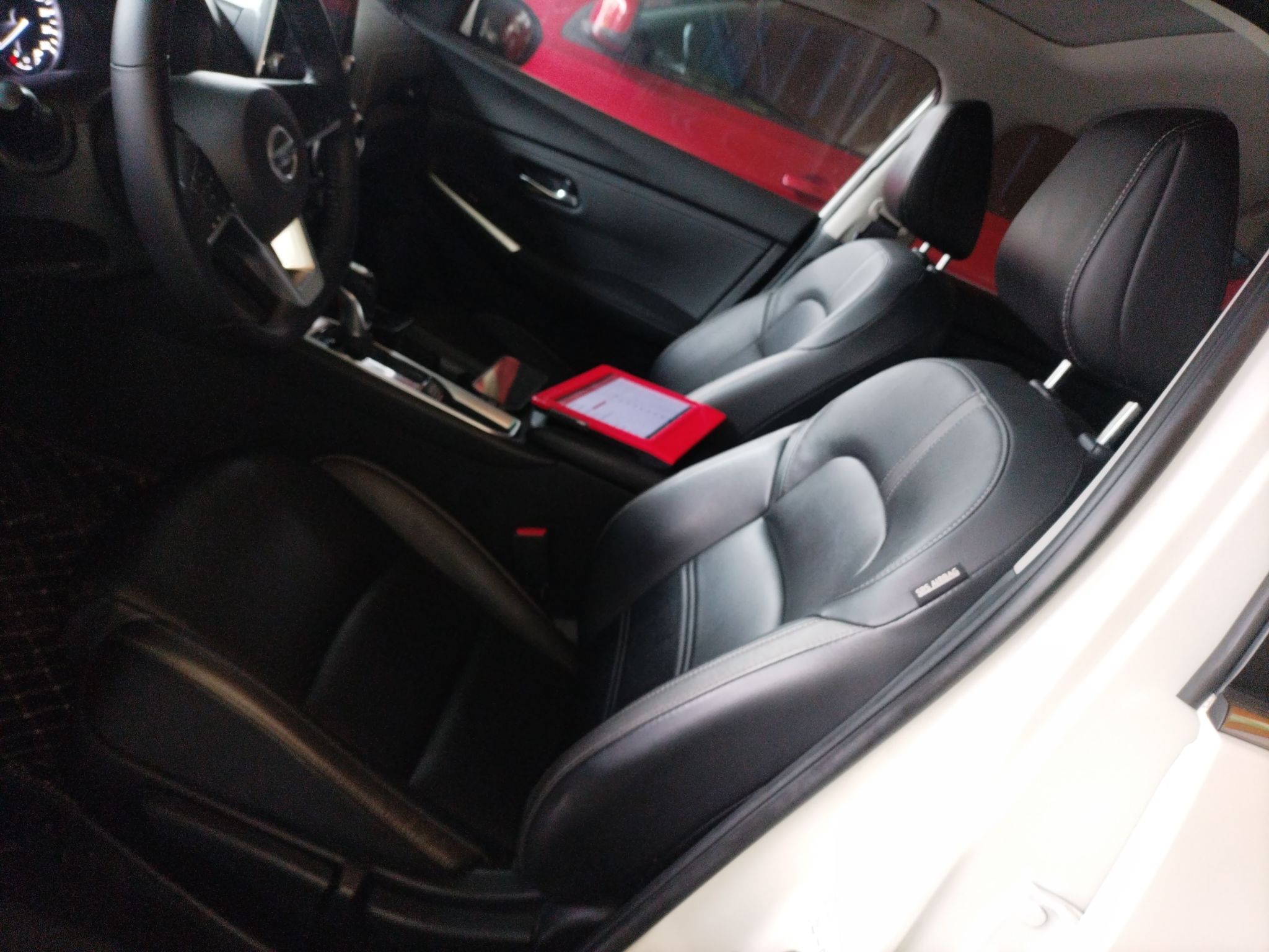 المقاعد الأمامية داخل السيارة