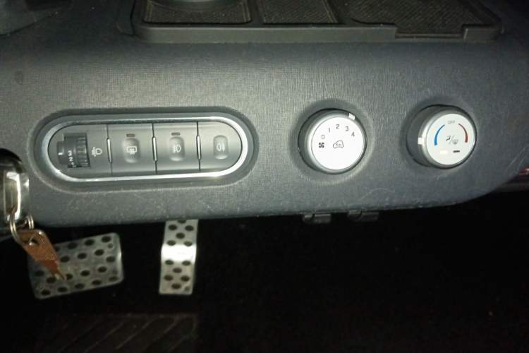 Used Baojun E100 2019 250KM Smart Drive Edition Audio And AC Panel