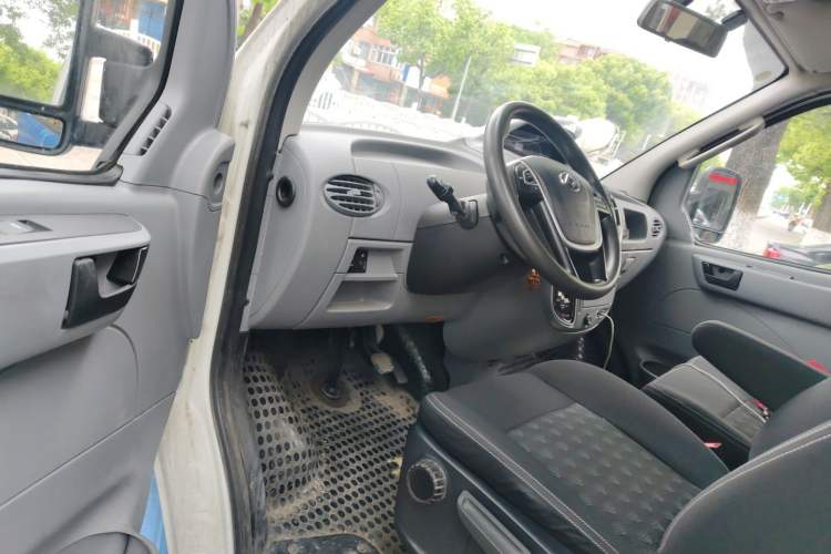 Used SAIC MAXUS Xintu V80 2023 2.0T AMT Classic Aoyuntong Short Wheelbase Mid-Roof 5/6-Seater
