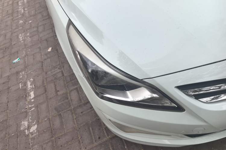 Used Hyundai Verna (older generation) 2014 1.4L Manual Smart GLS Trim Right Front Headlight