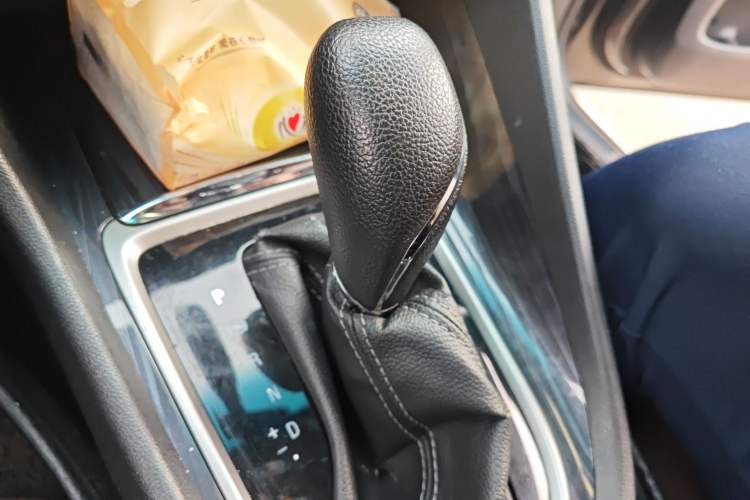 Used Buick GL6 2018 18T 6-Seater Luxury Model Gear Lever