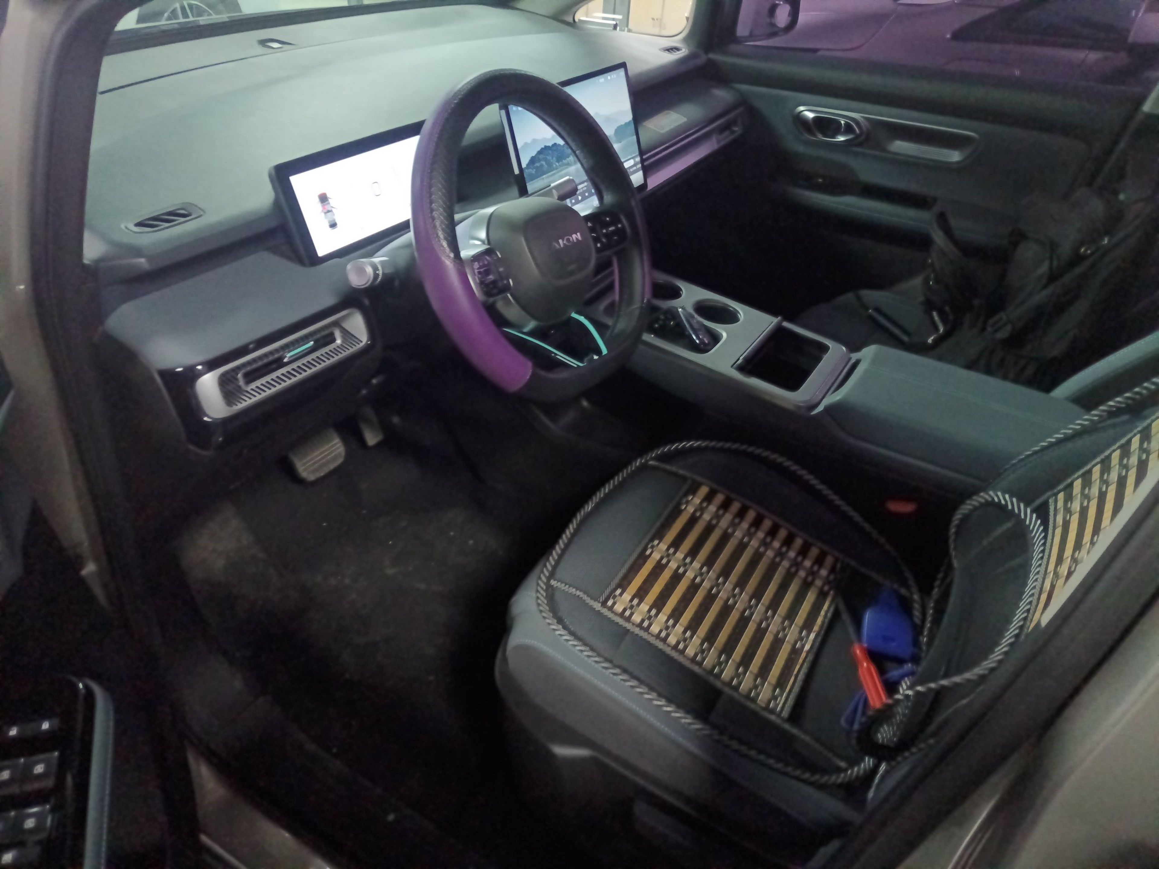 المقاعد الأمامية داخل السيارة