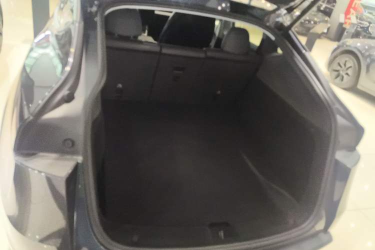 Used Tesla Model Y 2025 Long-Range All-Wheel-Drive Version
