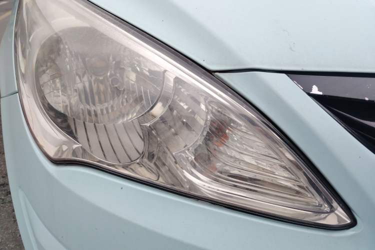 Used Hyundai Verna (older generation) 2010 Sedan 1.4L Automatic Fashionable GT Model Right Front Headlight