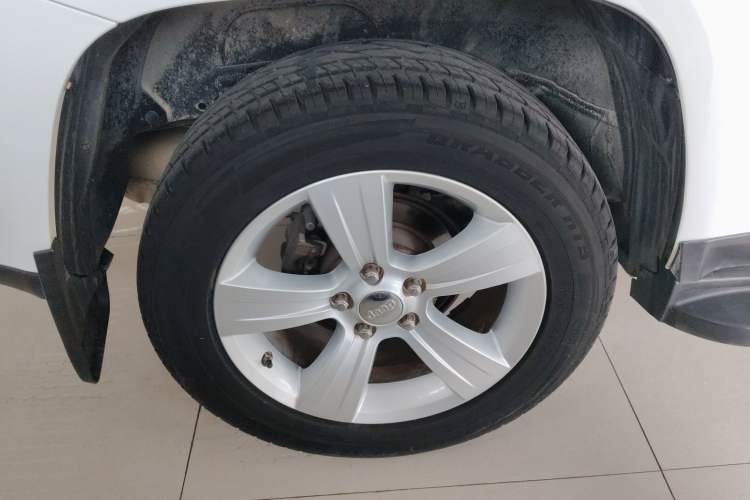 Used Jeep Compass 2013 2.4L four-wheel-drive sport version Right Rear Wheel Hub