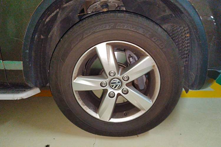 Used Volkswagen Touareg 2011 3.0 TSI Comfort Version Right Front Wheel Hub