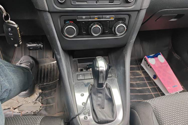 Used Volkswagen Golf 2012 1.6L Automatic Comfort Model Gear Lever
