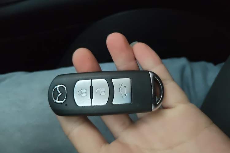 Used Mazda 3 Axela 2016 Sedan 1.5L Automatic Comfort Model