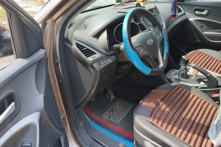 Used Hyundai Santa Fe 2013 2.4L Manual Two-Wheel Drive Comfort Version Driver Seat