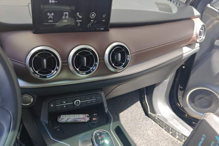 Used Wey VV6 2018 2.0T Two-Wheel-Drive Ultra-Luxury Version China V Standard