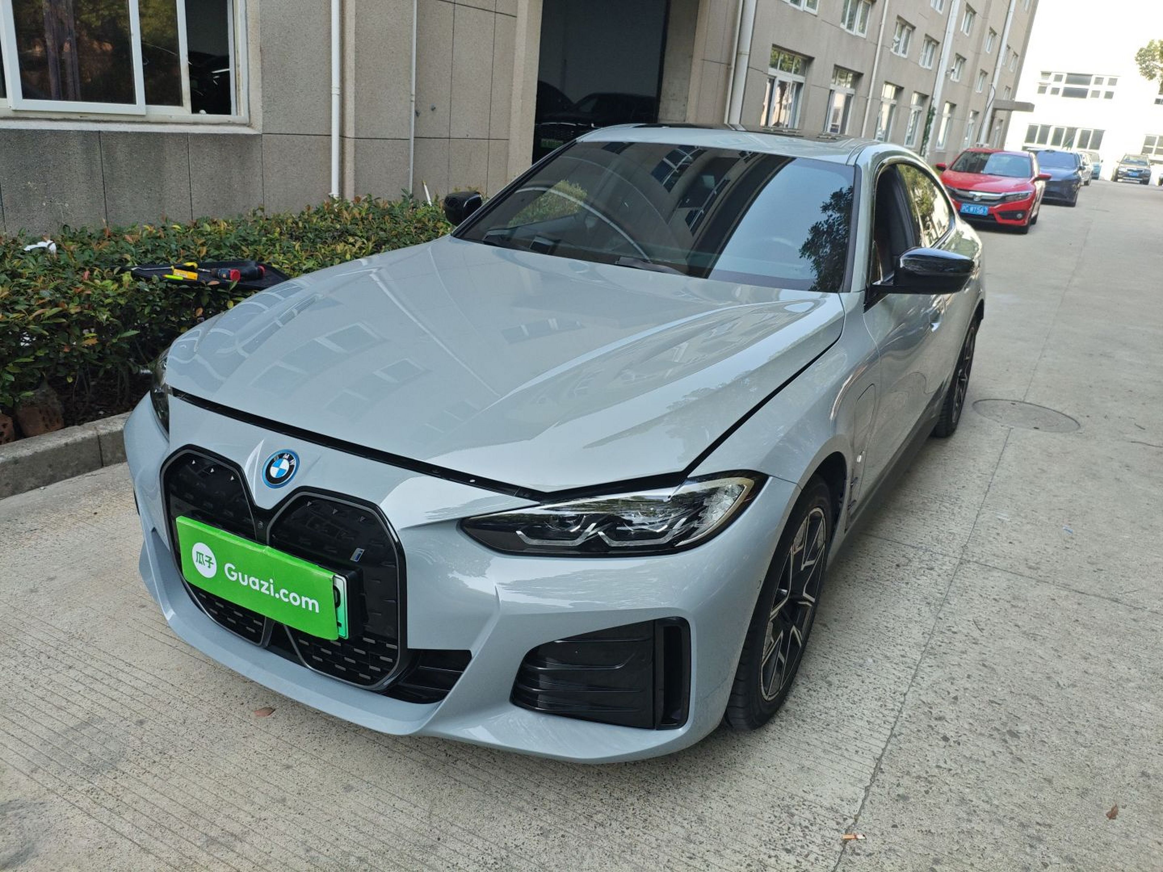 Под передней частью автомобиля